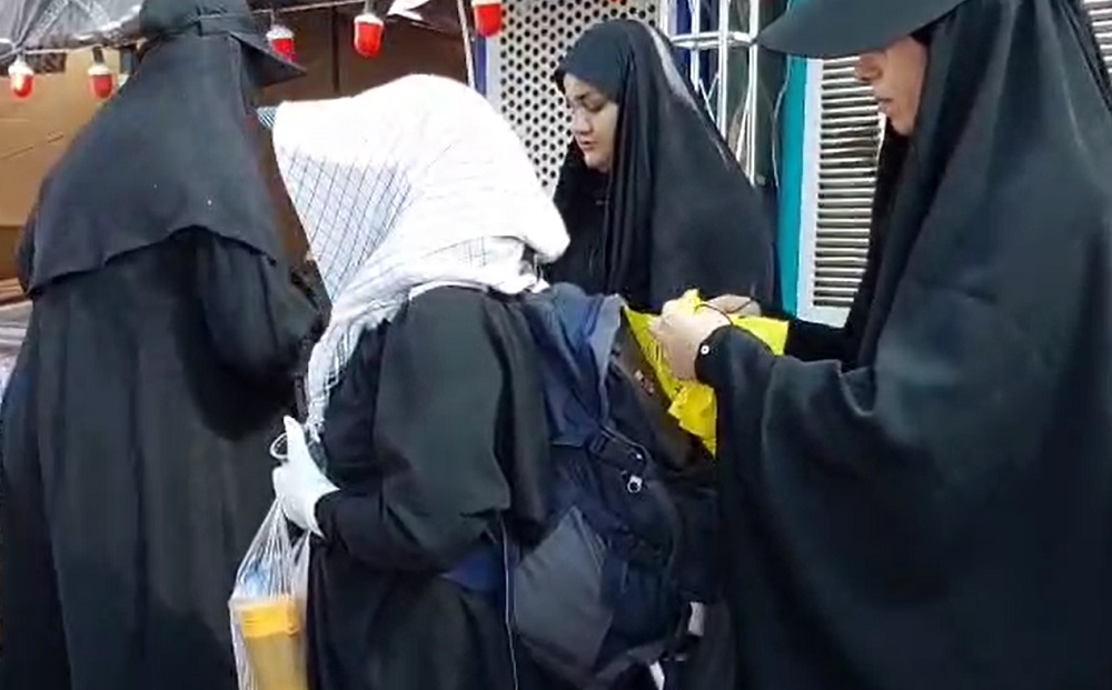 پرچم عشق و صلوات امید؛ استقبال گروه جهادی انصارالزهرا از زائران اربعین