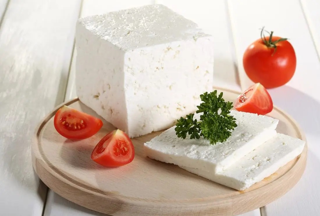 خوردن پنیر در وعده صبحانه؛ مفید یا مضر؟
