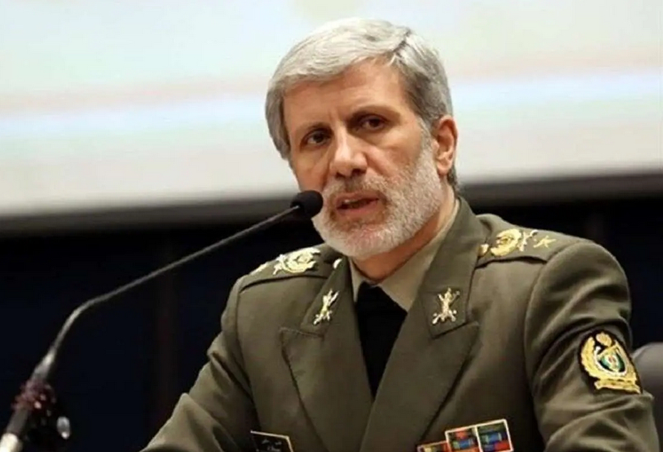 فرمانده کل ارتش: راهی جز قوی شدن نداریم