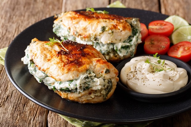 طرز تهیه خوراک مرغ شکم پر با اسفناج و پنیر