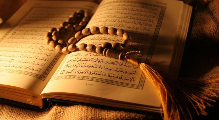 قرآن چراغ هدایت انسان از جهل به دانایی است / انس با قرآن آرامش می‌آورد