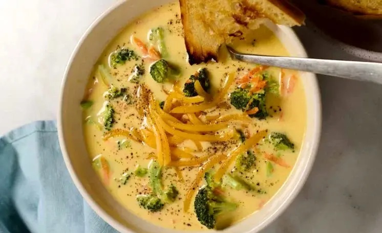 سوپ بروکلی و پنیر چدار؛ سوپ خاص با طعم پنیر