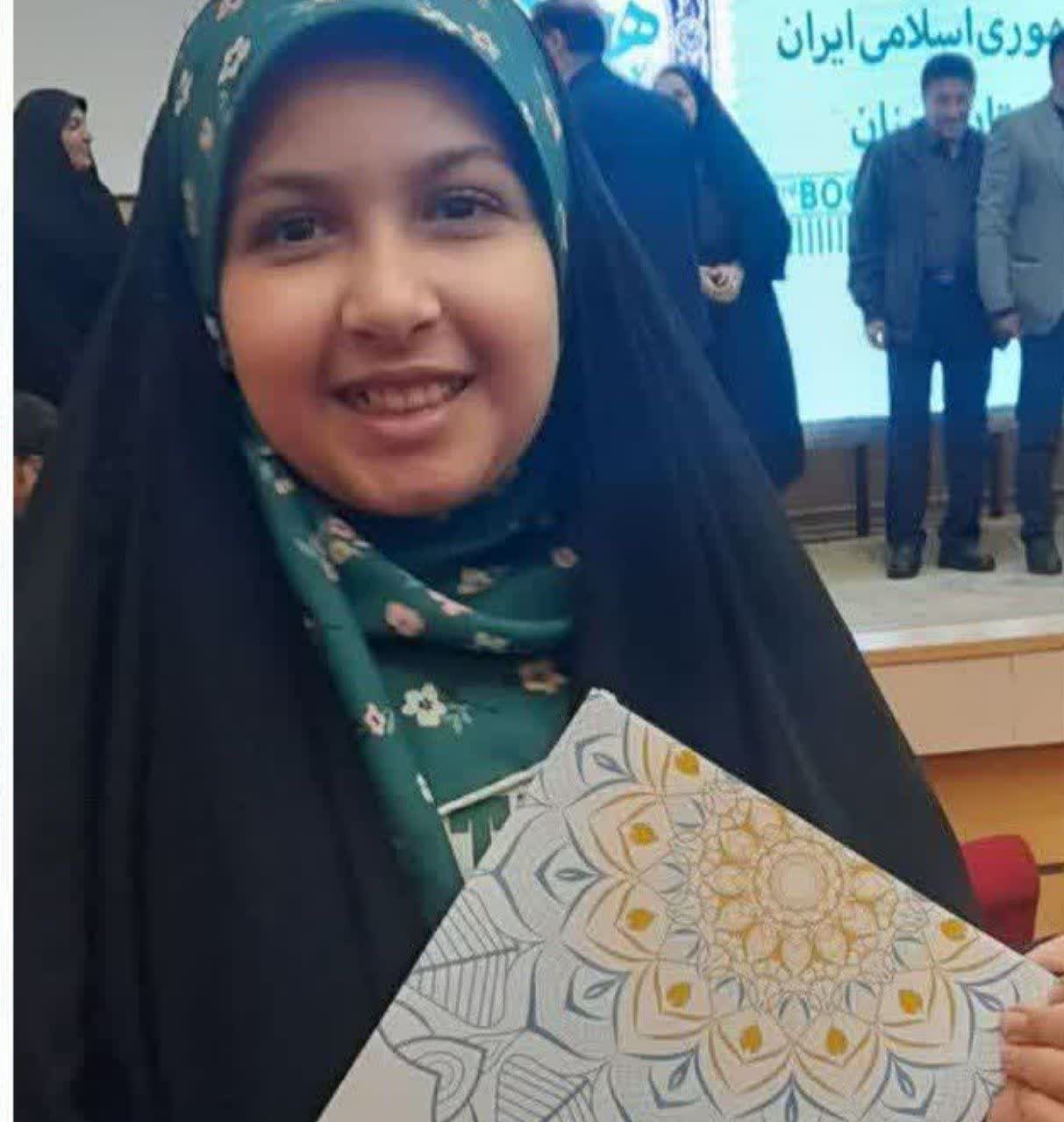 درخشش دختر نوجوان از میامی در رقابت کتابخوانی استان