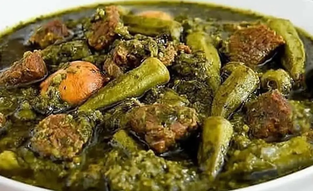 طرز تهیه خورش بامیه با سبزی؛ خوشمزه‌ترین ورژن خورش بامیه
