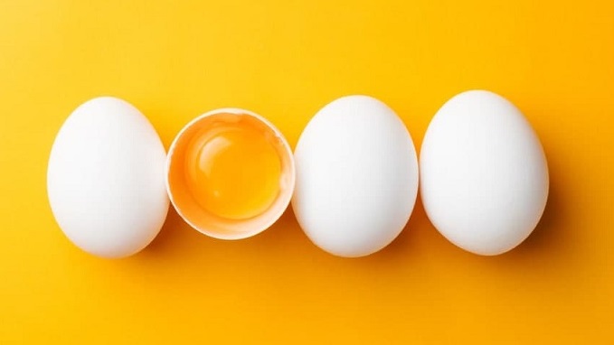 مصرف زرده خام تخم‌مرغ برای گلودرد؛ توصیه‌ای بدون پشتوانه علمی