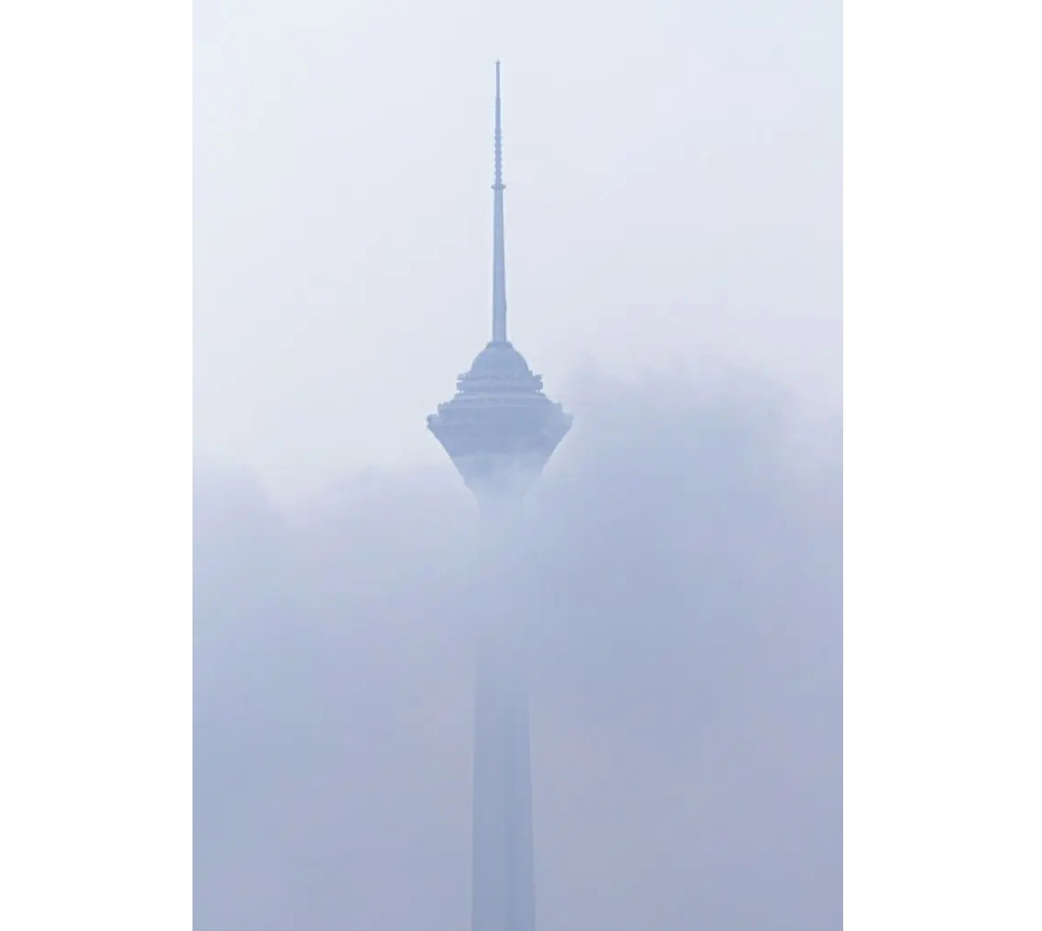 نمای رویاییِ برج میلاد در مه صبحگاهی امروز