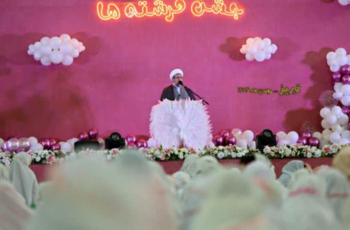 جشن تکلیف دختران تبریزی:پیوند نوجوانان با مسئولیت های دینی و انسانی