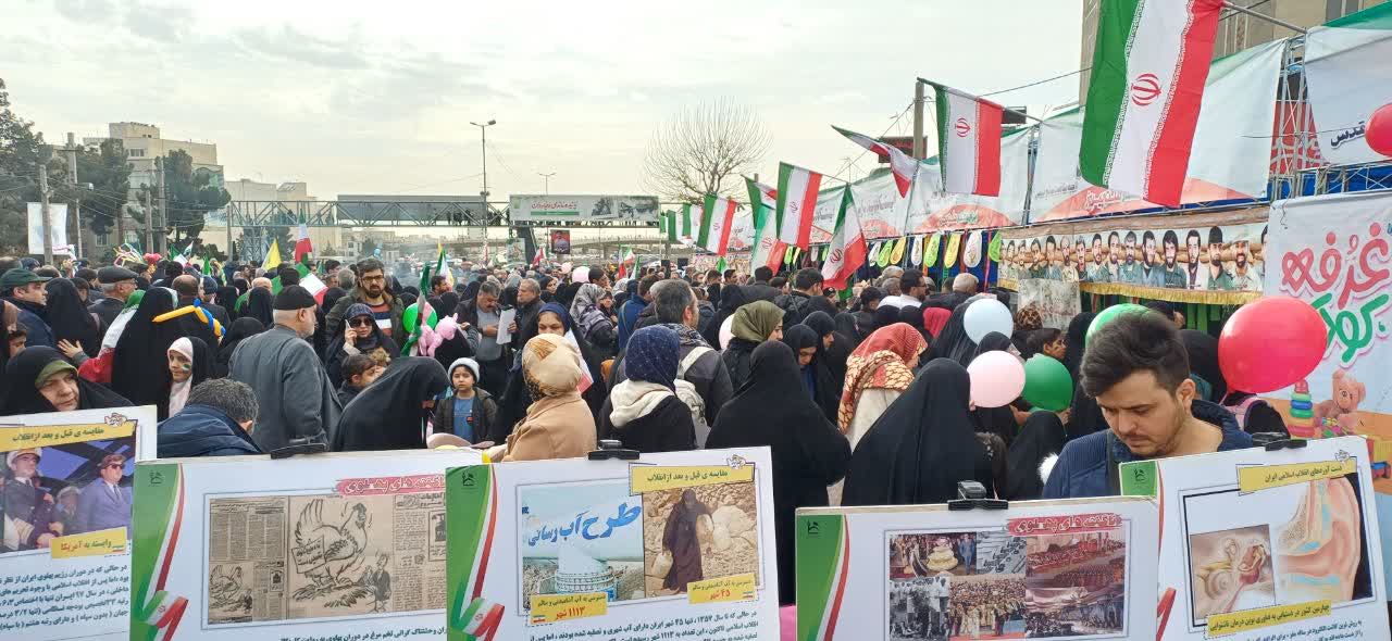 تهران ۲۲ بهمن؛ جایی که کودکان، خانواده‌ها و تصاویر شهدا در کنار هم فریاد زدند