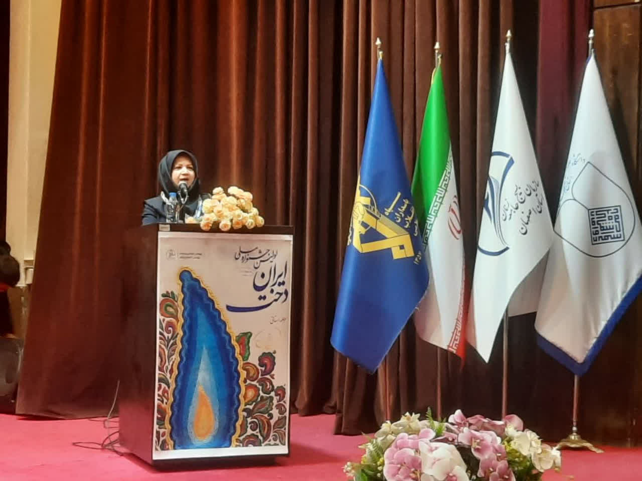 باید هنر طراحی ایرانی را با دانش و مهارت تلفیق کرد/ توسعه پوشاک ایرانی اسلامی یعنی تقویت اقتصاد جامعه