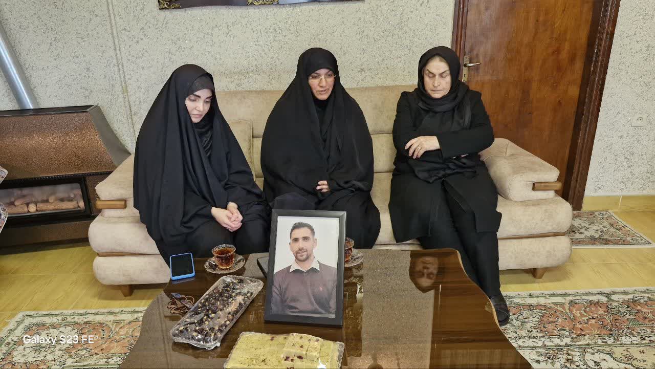 دیدار مسئول بسیج جامعه زنان استان گیلان با خانواده شهید حامد رجبی مقدم