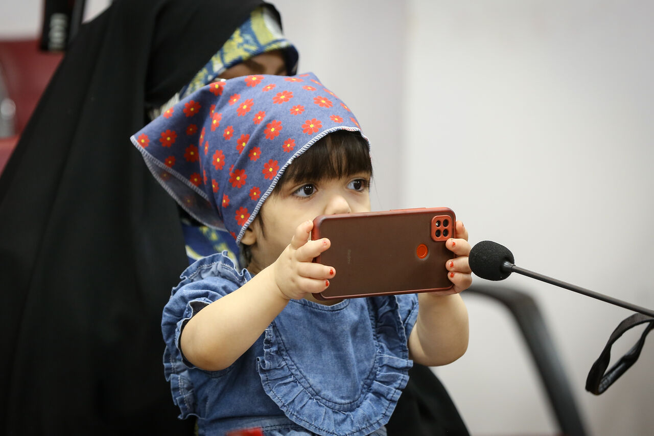 مادران خط مقدم مقابله با اخبار جعلی؛ کلید امنیت روانی خانواده