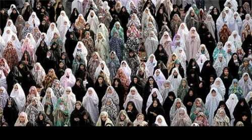 حضور نوجوانان بسیجی در نماز جمعه در حمایت از ولایت در کبودراهنگ