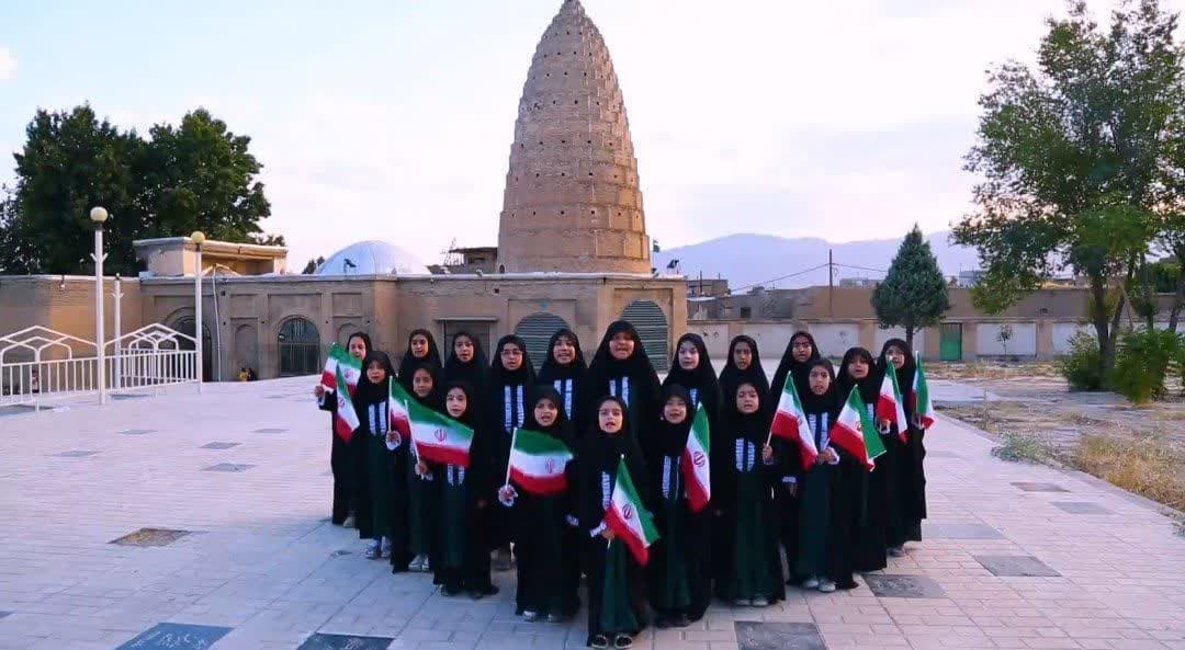 طنین فریاد مرگ بر آمریکا توسط گروه سرود دختران غدیر در شهرستان بروجرد+ فیلم