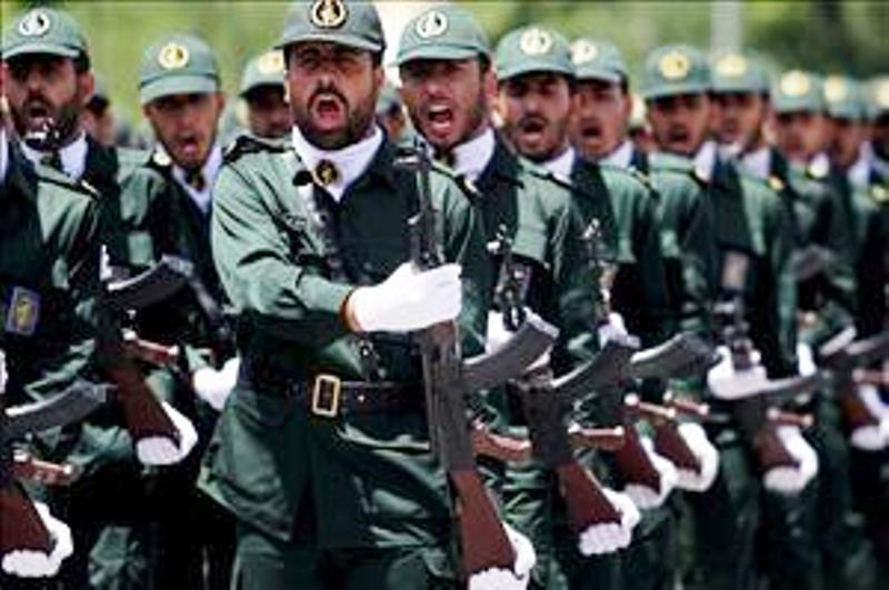 پاسداران نظام جمهوری اسلامی در روحیه جهادی و دفاع از خاک وطن اصل مشترک دارند/ همه زنان و مردانی که در برابر توطئه های دشمن از نظام دفاع کردند، پاسدارند