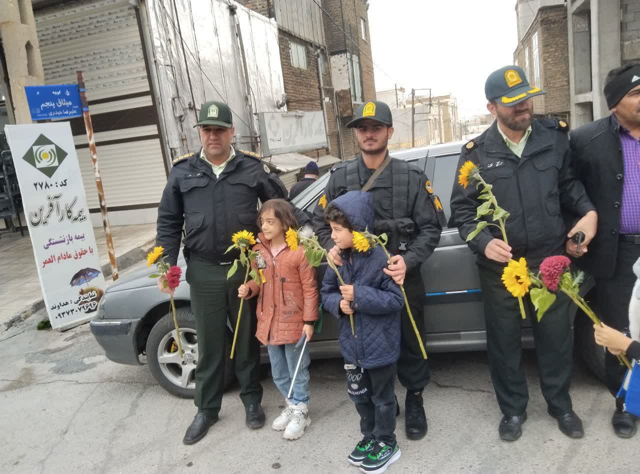 اهدای گل به حافظان امنیت توسط مردم دورود