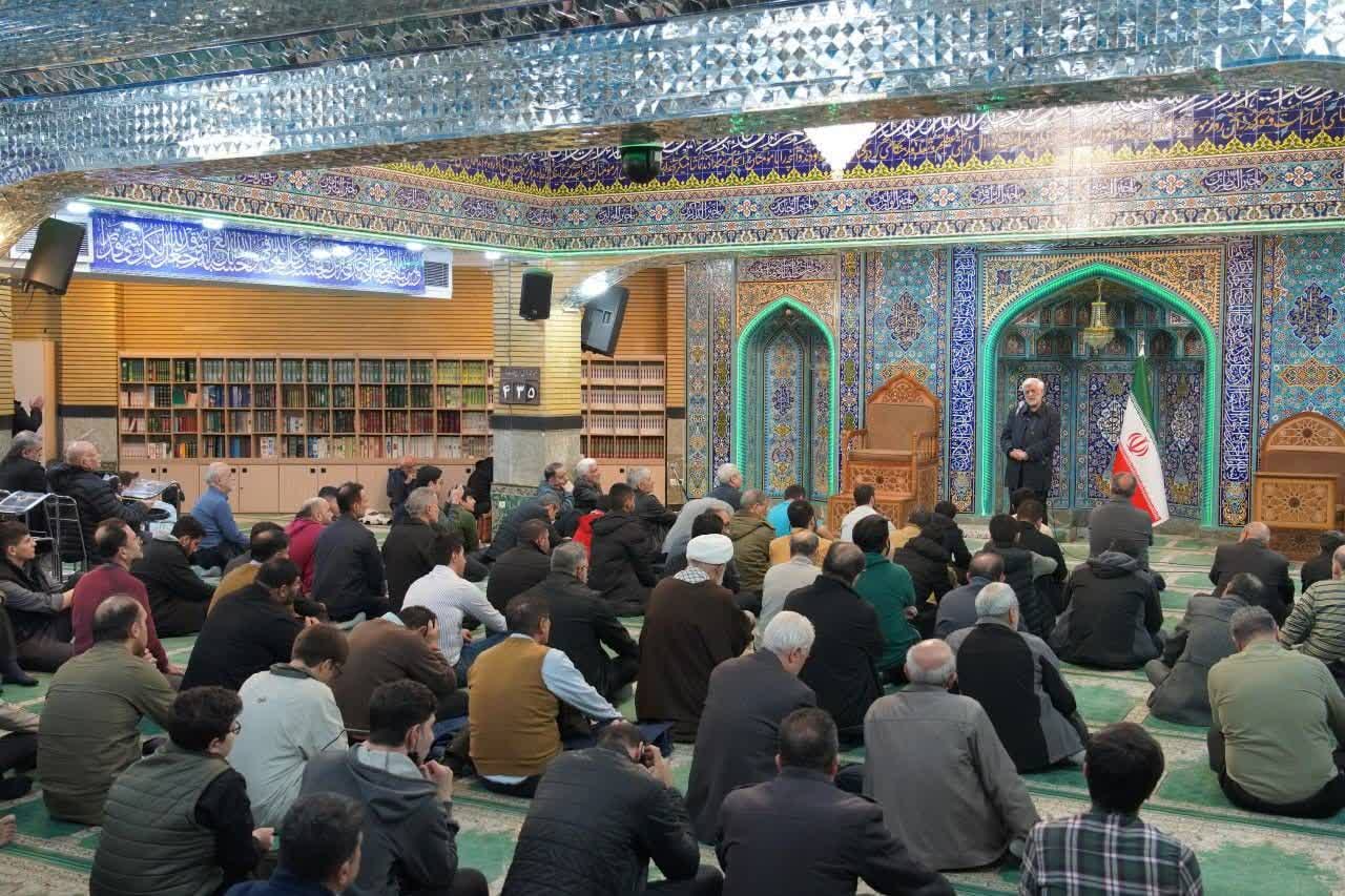 حضور نماینده رهبر معظم انقلاب در شواری عالی امنیت ملی در مسجد حضرت زینب(س)