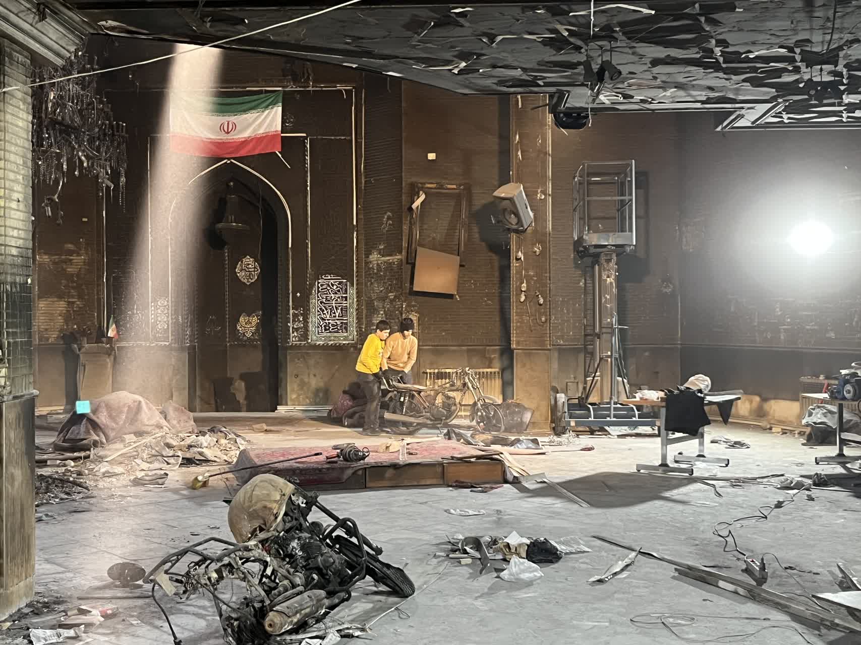 آتش و ایمان؛ تصاویری از مسجد جامع ابوذر پس از حمله اغتشاشگران و برگزاری نماز