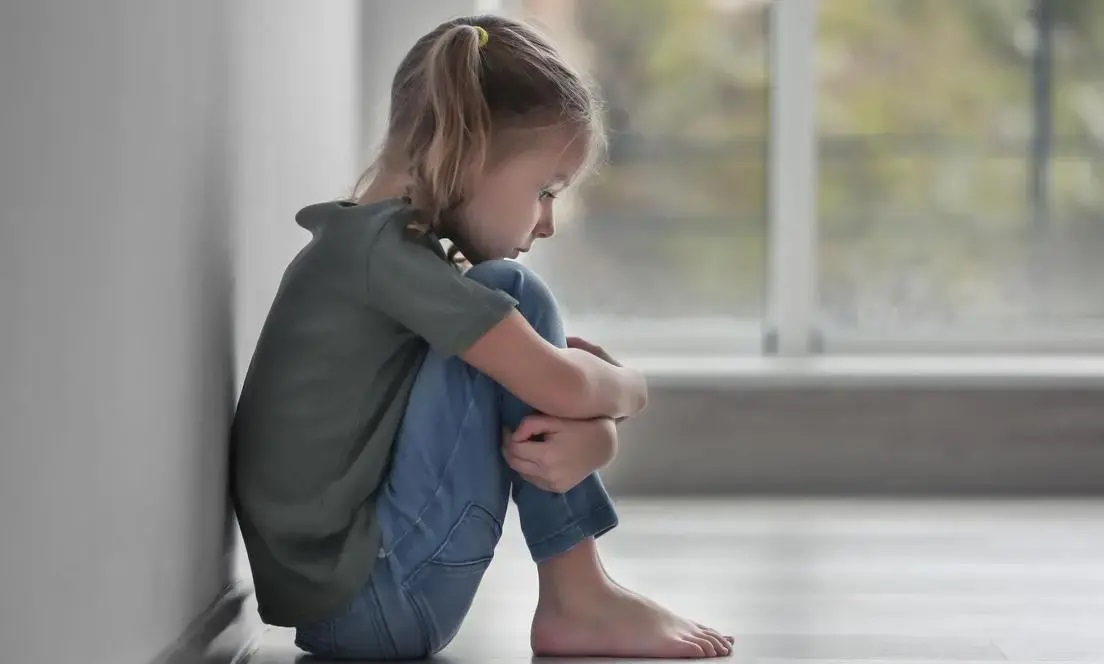 ۱۱ جمله رایج که نشانه مشکلات روحی عمیق در کودکان است