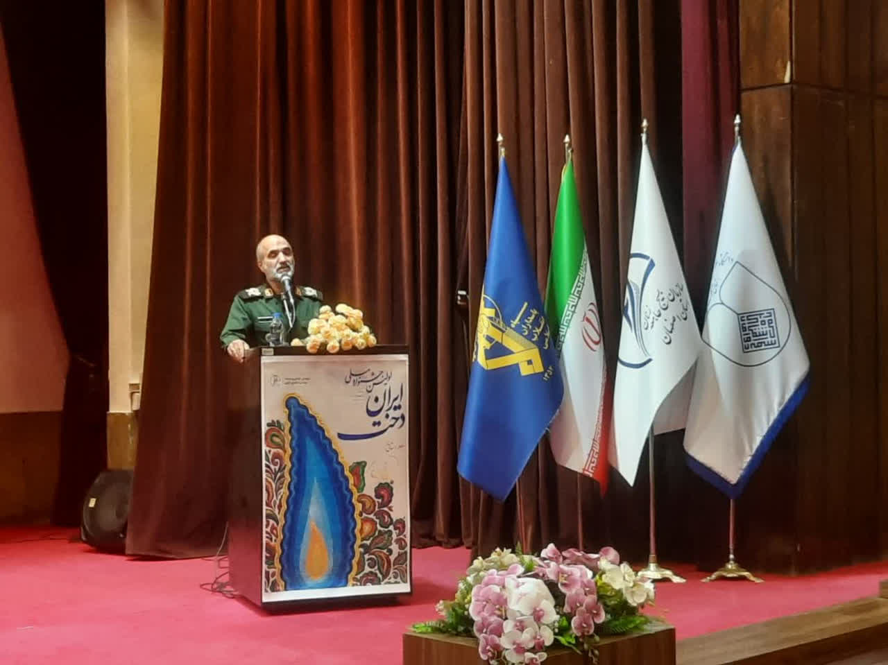 طراحی پوشاک ایرانی با توجه به شان زنان و ارزش های اسلامی جدی گرفته شود